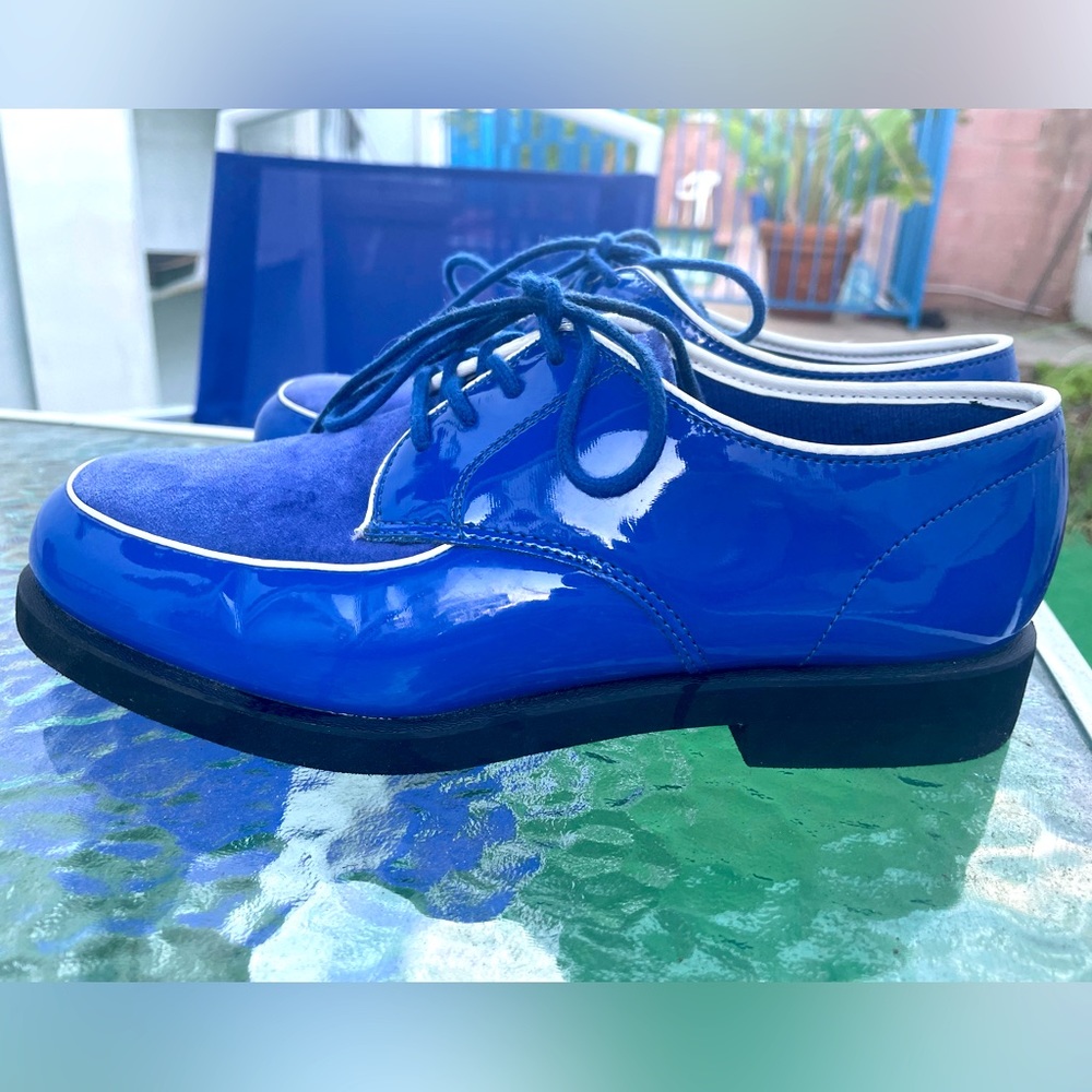 Super cute vintage Oxford Hush Puppies in a stunning royal blue EUC